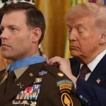 80 yaşındaki Trump’ın eli ayağına dolaştı! Törende şok anlar: Askerin boğazını sıktı