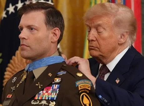 80 yaşındaki Trump’ın eli ayağına dolaştı! Törende şok anlar: Askerin boğazını sıktı