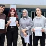 Baba, anne ve 2 kızı YKS'de birbirlerine rakip oldu