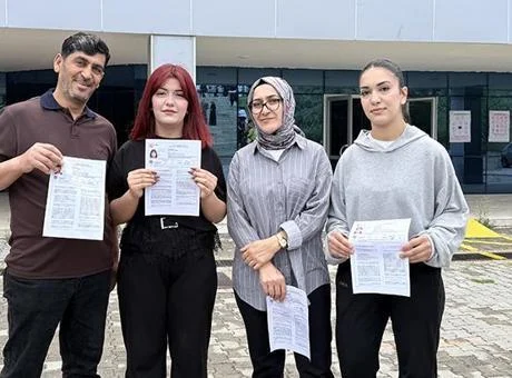 Baba, anne ve 2 kızı YKS’de birbirlerine rakip oldu