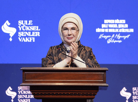 Emine Erdoğan deprem bölgesindeki meslek atölyelerinin mezuniyet buluşmasına katıldı