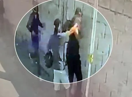 Mersin’de inanılmaz olay: Spreyle 250 bin dolarlık gasp kamerada