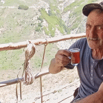 40 yıldır aynı dağda tek başına yaşıyor! Her gece ayı ve kurt nöbeti tutuyor