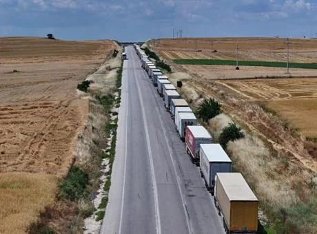 Hamzabeyli Sınır Kapısı’nda 23 kilometrelik tır kuyruğu