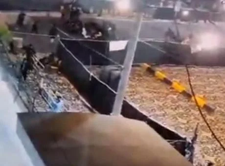 Pakistan’da Araç Camiye Daldı: 2 Ölü, 30 Yaralı