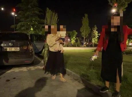 Kayseri’de akılalmaz olay! 10 aylık bebeğini arabada unutan anne gazetecilere saldırdı