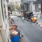 Beyoğlu’nda kargo hırsızlığı! Sokakta bırakılan el arabasına yaklaştı! Kameralar her şeyi kaydetti