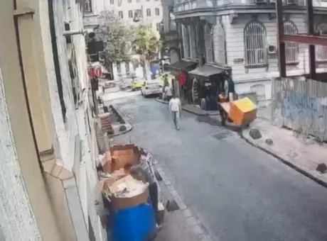 Beyoğlu’nda kargo hırsızlığı! Sokakta bırakılan el arabasına yaklaştı! Kameralar her şeyi kaydetti