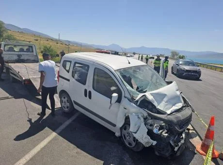 Van’da askeri araca çarpan hafif ticari araç kazasında 1 şehit, 5 yaralı