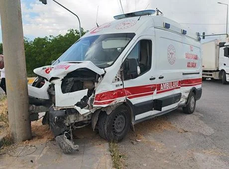 Bitlis’te feci kaza! Ambulans ile otomobil çarpıştı: 10 yaralı