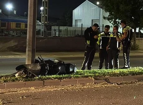 Sivas’ta motosiklet aydınlatma direğine çarptı: 2 ağır yaralı