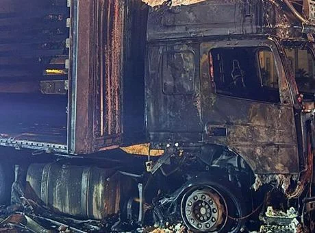 Cizre’de seyir halinde tır alev alev yandı