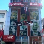 Malatya’da CHP binasında kriz! Kılıçdaroğlu’nun fotoğrafına ‘hain’ afişi asıldı