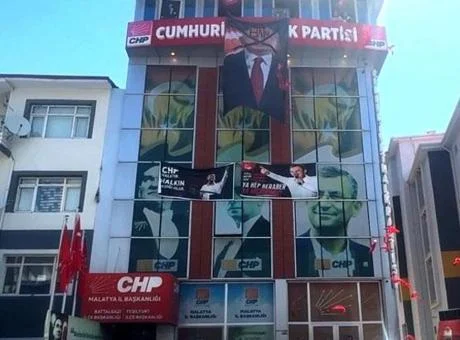 Malatya’da CHP binasında kriz! Kılıçdaroğlu’nun fotoğrafına ‘hain’ afişi asıldı