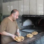 Adana kavruluyor, fırıncılar ateşin önünde ekmek hazırlıyor! 80 derecede çalışıyorlar