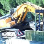 İstanbul'da korku dolu anlar: Korkuluklarda asılı kalan kepçe trafiği felç etti
