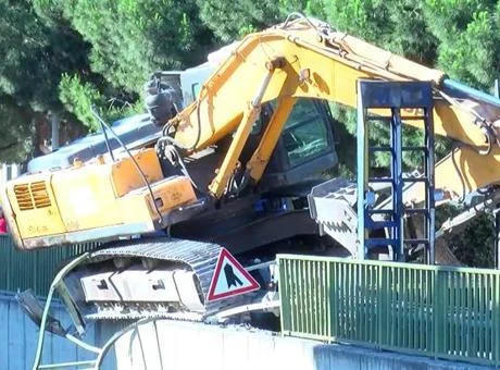 İstanbul’da korku dolu anlar: Korkuluklarda asılı kalan kepçe trafiği felç etti
