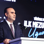 Bakan Kacır öğrencilere diplomalarını verdi: Sizler bizim umudumuzsunuz