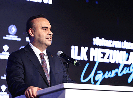Bakan Kacır öğrencilere diplomalarını verdi: Sizler bizim umudumuzsunuz