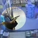 Boşanma aşamasındaki eşine tabanca doğrulttu: Silah tutukluk yapınca kabzasıyla vurdu!