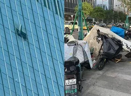 Küçük uçak, 108 katlı gökdelene çarptı! Facia anları kamerada
