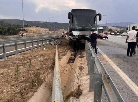 Aydın’da Otomobil ve Yolcu Otobüsü Çarpıştı: 9 Yaralı