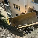 20 metreden uçan kamyon apartmana saplandı: Yaralılar var