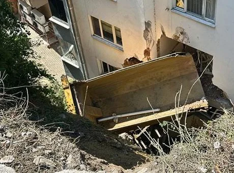 20 metreden uçan kamyon apartmana saplandı: Yaralılar var