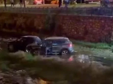 Bursa’da zincirleme kaza: 2 otomobil dereye uçtu, 6 yaralı