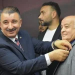 İzmir’de AK Parti’ye yeni üyeler katıldı, rozetler takıldı