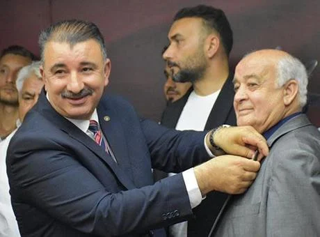 İzmir’de AK Parti’ye yeni üyeler katıldı, rozetler takıldı