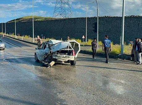 Ağrı’da feci kaza! Freni patlayan kamyonet araca çarptı: 2 yaralı
