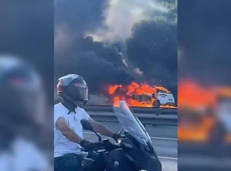 AVCILAR’DA OTOYOLDA OTOMOBİL YANGINI: ARAÇ KULLANILAMAZ HALE GELDİ