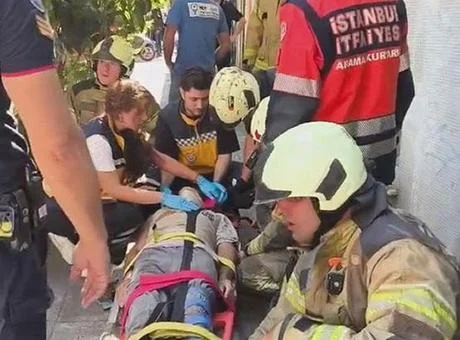Kadıköy’de yıkımı yapılan bina çöktü; işçiler kurtarıldı