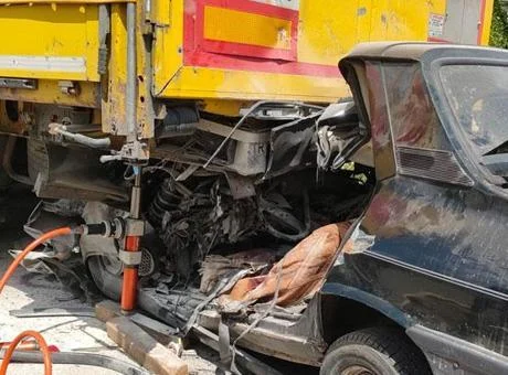 Park halindeki TIR’a çarpan araçta 2 kişi öldü