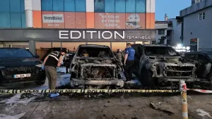 Bakırköy'de oto galeride 'kundaklama' şüphesi: 50 milyon TL değerinde 4 otomobil alev alev yandı!
