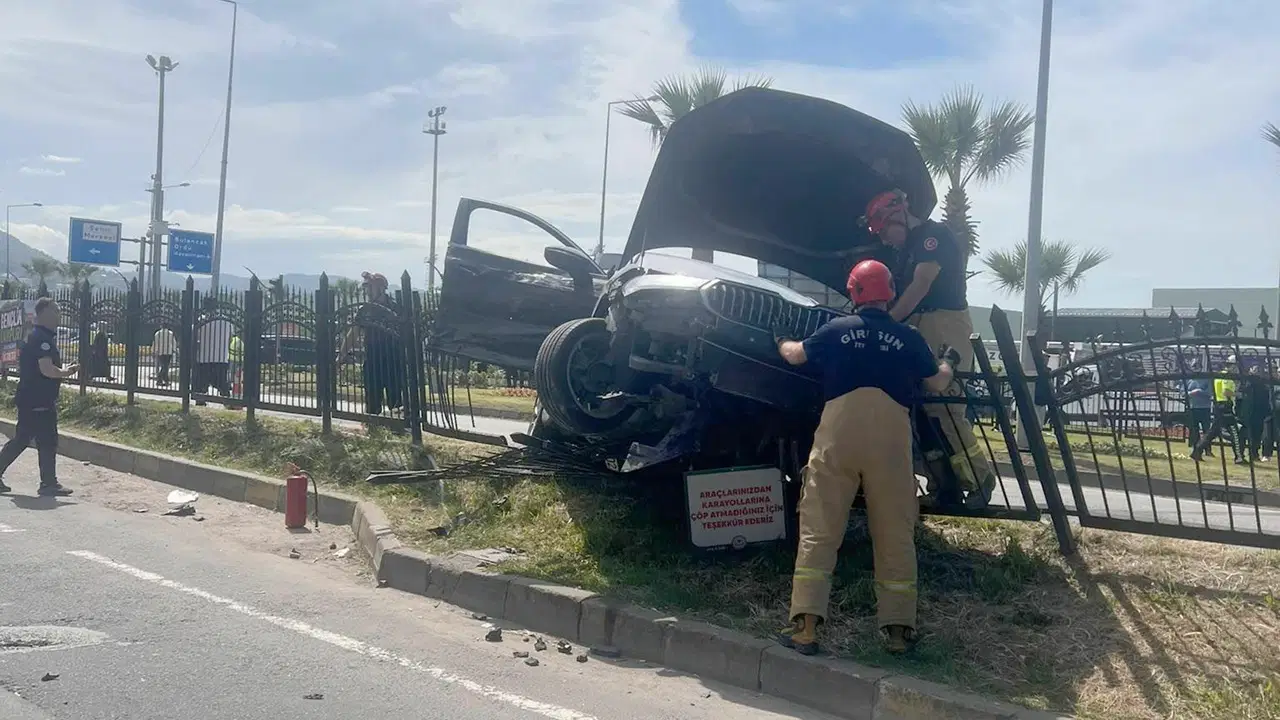 YRP’li üst düzey ismin makam aracı kaza yaptı, 3 kişi yaralandı: ‘Kırmızı ışık’ ayrıntısı