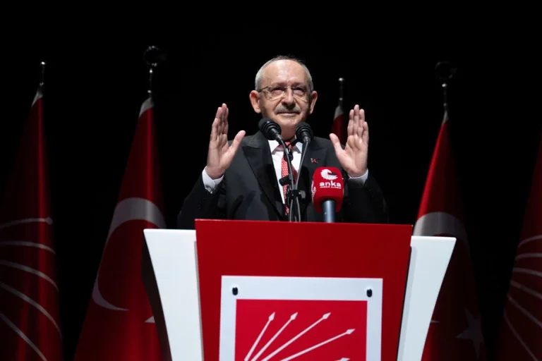 CHP'de gözler saat 13.00'te: Gündem ihraç kararları ve kurultay