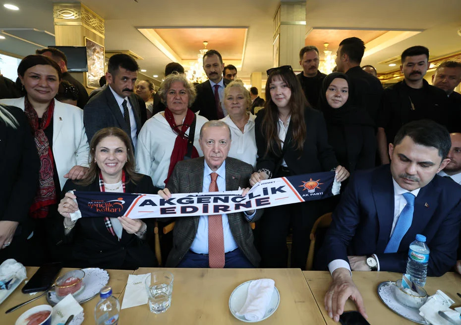 Cumhurbaşkanı Erdoğan, kafede vatandaşlarla sohbet etti