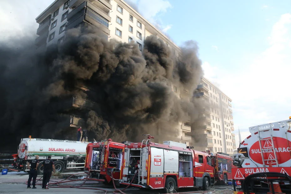 Şanlıurfa’da 10 katlı apartmanda yangın. Dumanlar bütün binayı sardı