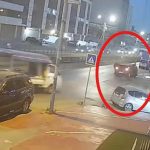 Otomobil, aydınlatma direğine çarptı; sürücü ve yanındaki kişi kaçtı