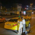 Yolcunun darp ettiği taksici ağır yaralandı