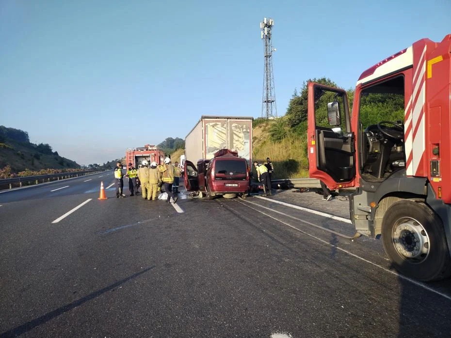 Kuzey Marmara Otoyolu’nda feci kaza. TIR’a arkadan çarptı, 1’i bebek 3 kişi öldü