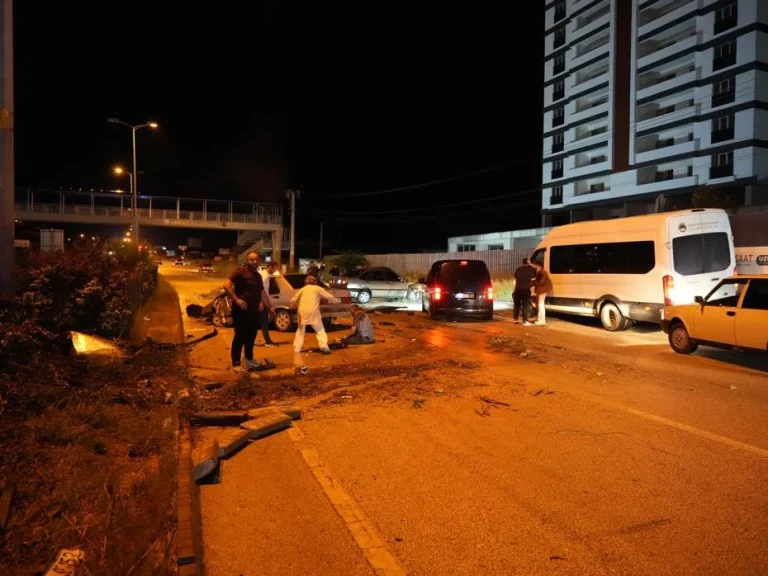Yaralıyı kurtarmaya çalışanlara başka bir araç çarptı. 1'i ağır 6 kişi yaralandı