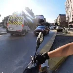 Önce motosikletlinin üzerine kırdı, sonra ters yöne girdi