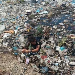 Yangına müdahale eden itfaiye eri, bataklığa düşerek ölümden döndü