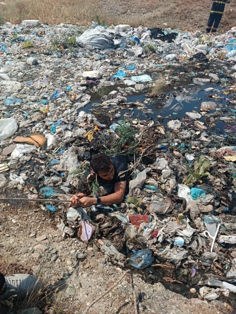 Yangına müdahale eden itfaiye eri, bataklığa düşerek ölümden döndü
