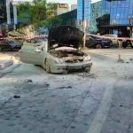 Seyir halindeki lüks otomobil yanarak kullanılamaz hale geldi