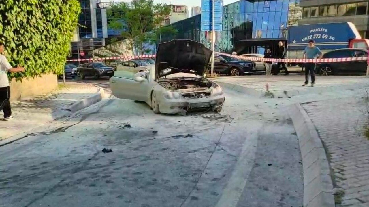 Seyir halindeki lüks otomobil yanarak kullanılamaz hale geldi