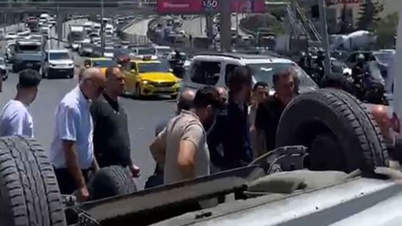 Direksiyon hakimiyetini kaybeden sürücü E-5'ten yan yola uçtu